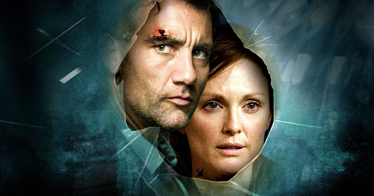 تصویری از تئو در حال محافظت از زنی باردار در میان یک محیط جنگ‌زده و پر از دود و ویرانی. نور ملایم روی زن باردار می‌تابد، به‌عنوان نمادی از امید در دنیایی تاریک و بی‌رحم