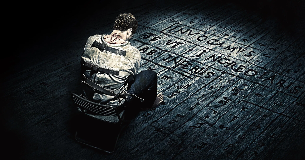 تصویری از یک پلیس با چراغ‌قوه در دست، ایستاده در محیطی نیمه‌تاریک و نگران از چیزی در سایه‌ها