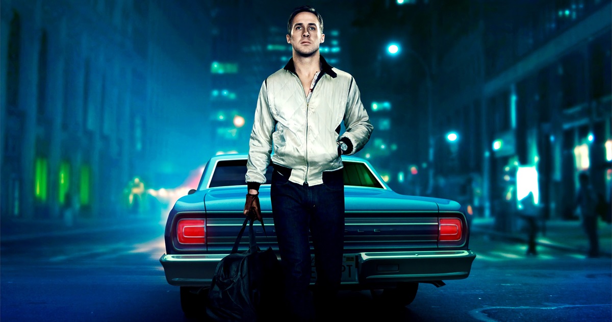 راننده‌ای با کت براق کرم‌رنگ پشت فرمان در شب، نور نئون صورتی و بنفش روی شیشه