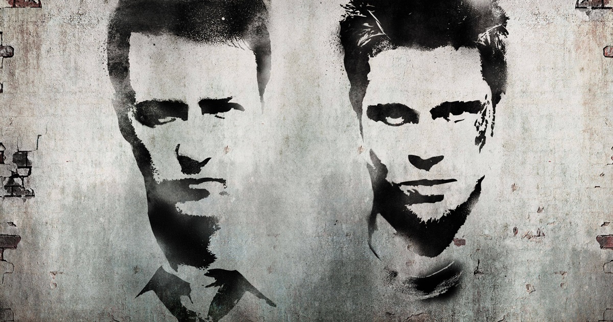 دو مرد با چهره‌ای جدی و خشن در یک محیط صنعتی و تاریک ایستاده‌اند. یکی از آن‌ها یک صابون صورتی‌رنگ در دست دارد که روی آن نوشته شده «Fight Club»

