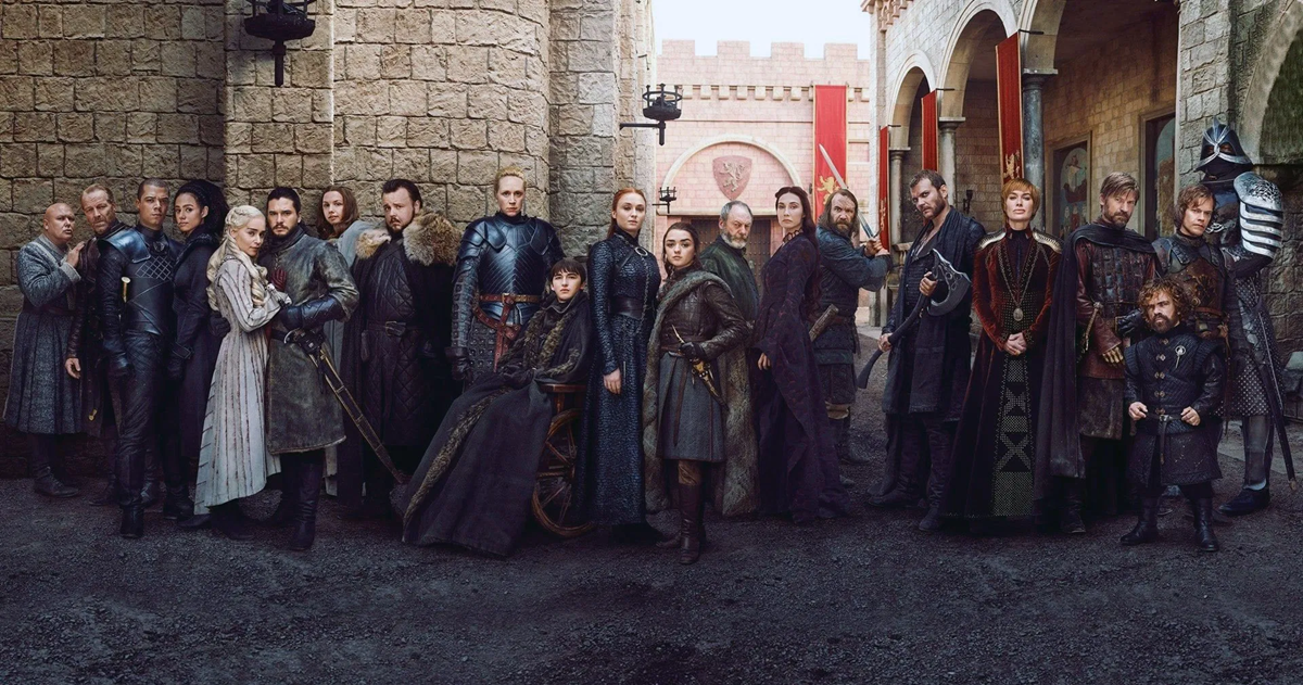 تخت آهنین در تالاری تاریک با نور کم نمایش داده می‌شود؛ نماد نبرد قدرت میان خاندان‌های وستروس، گاه با حضور یک شخصیت اصلی بر تخت.