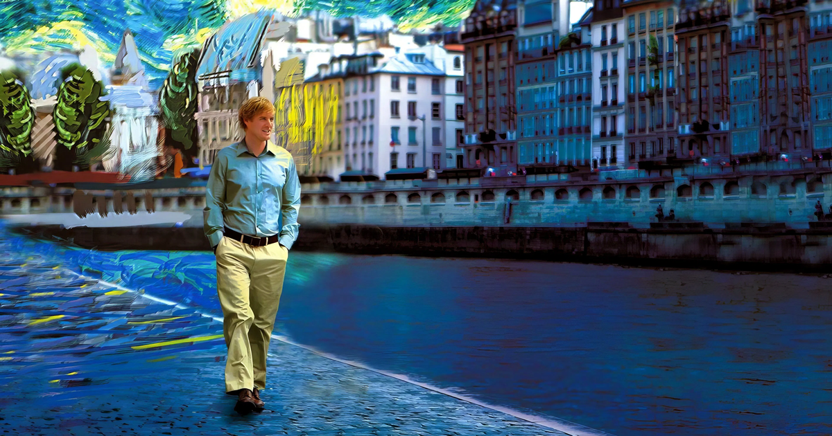 صویری از خیابان‌های سنگفرش‌شده پاریس در شب، با چراغ‌های روشن و حال و هوای عاشقانه