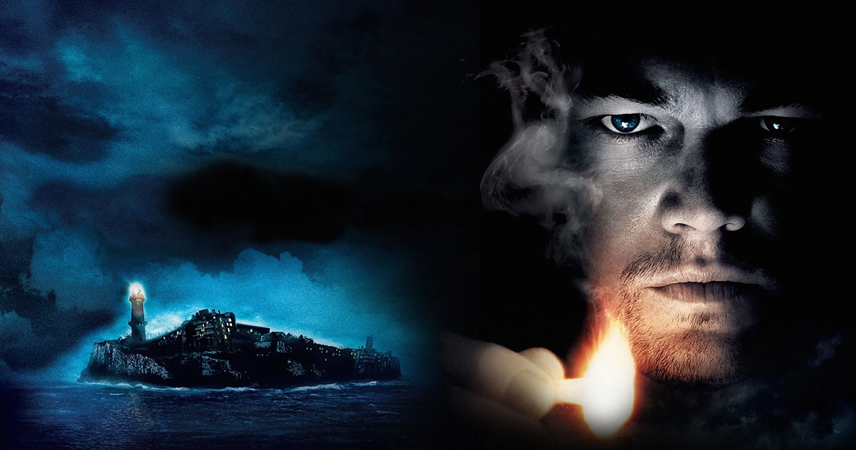 یک مرد با لباس کارآگاهی در حال نگاه کردن به یک جزیره طوفانی و مرموز است. فضای تصویر تاریک و پر از ابرهای سنگین و مه‌آلود است.