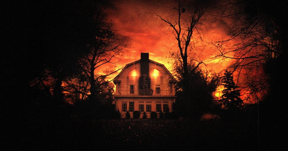 نمایی از یک خانه قدیمی با پنجره‌های نیم‌دایره‌، در حالتی مرموز و تاریک