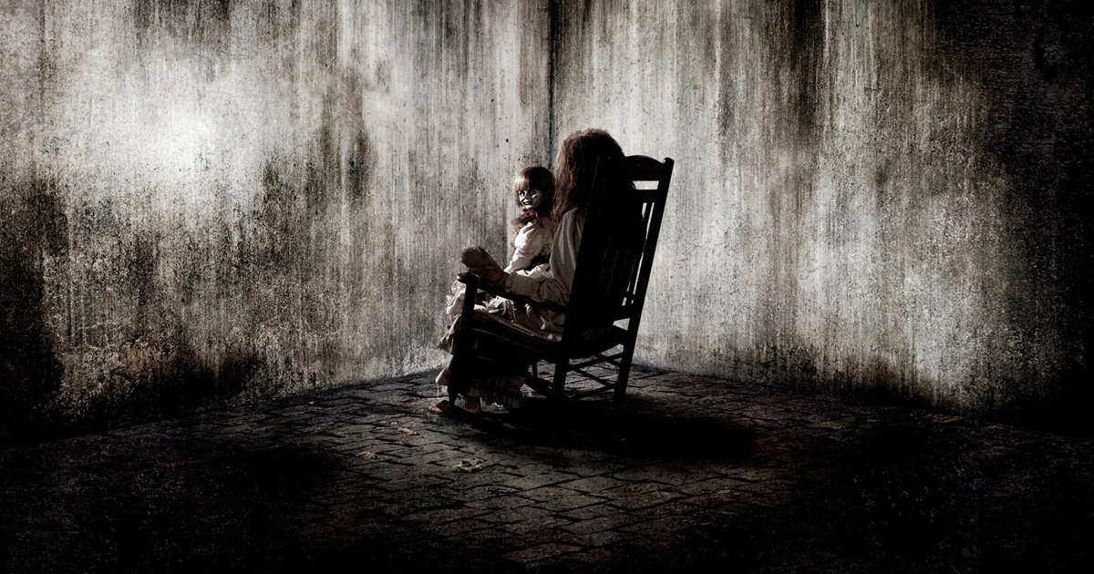 پوستر فیلم احضار ارواح، نمایی از خانه‌ای ترسناک با درختی خشکیده در کنار آن و مهی غلیظ در پس‌زمینه