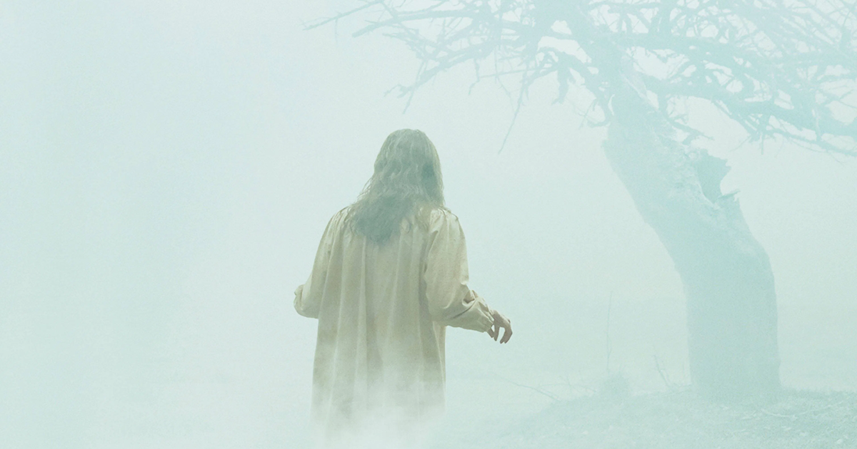 تصویری از یک دختر جوان با حالتی رنجور و چهره‌ای وحشت‌زده در محیطی تاریک