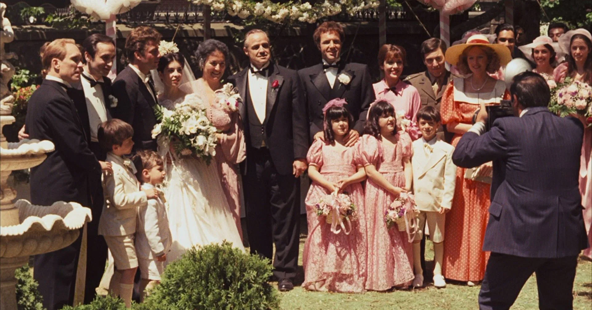 ویتو کورلئونه پشت میز در فیلم پدرخوانده (1972) به کارگردانی فرانسیس فورد کاپولا