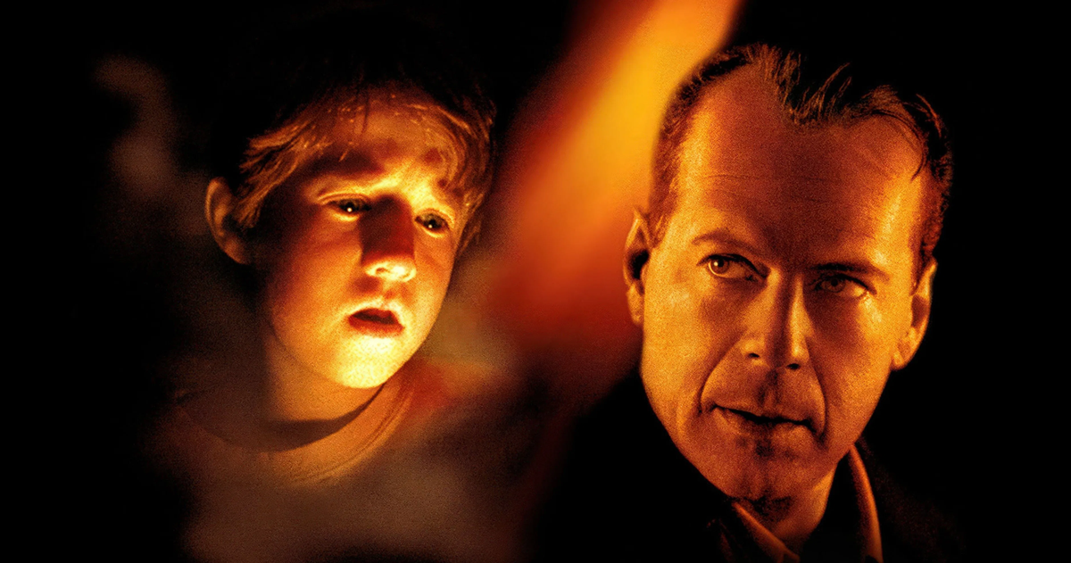 یک پسر جوان که می‌تواند ارواح را ببیند، در کنار یک روانشناس نشسته و در حال گفت‌وگو است. فضای تاریک و مرموز با حالتی دراماتیک.