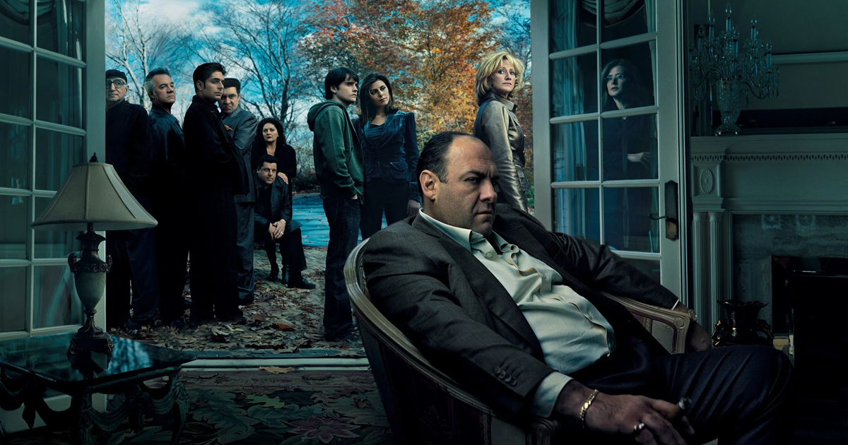 تونی سوپرانو با نگاه جدی در پیش‌زمینه و اعضای خانواده/گروه در پس‌زمینه دیده می‌شوند؛ حال‌وهوای مافیایی و درام خانوادگی القا می‌شود. 