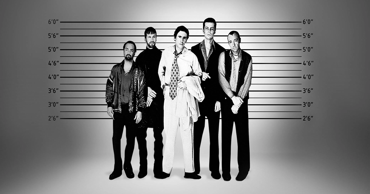 پنج مرد با ظاهرهای مختلف در یک صف شناسایی پلیس ایستاده‌اند. هر یک حالتی متفاوت داشته و فضای داستانی رازآلود را تداعی می‌کنند.