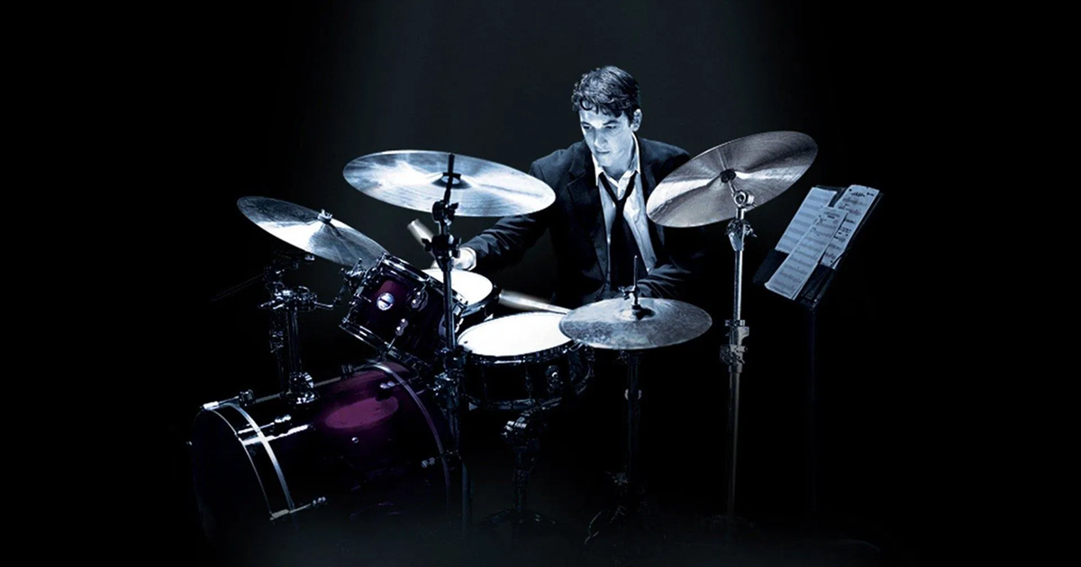 یک درامر جوان با استادی سختگیر برای رسیدن به کمال تلاش می‌کند