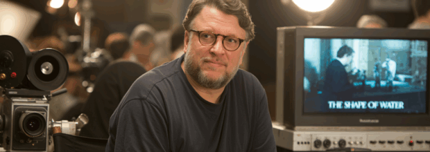 گیرمو دل تورو در حال کارگردانی فیلم